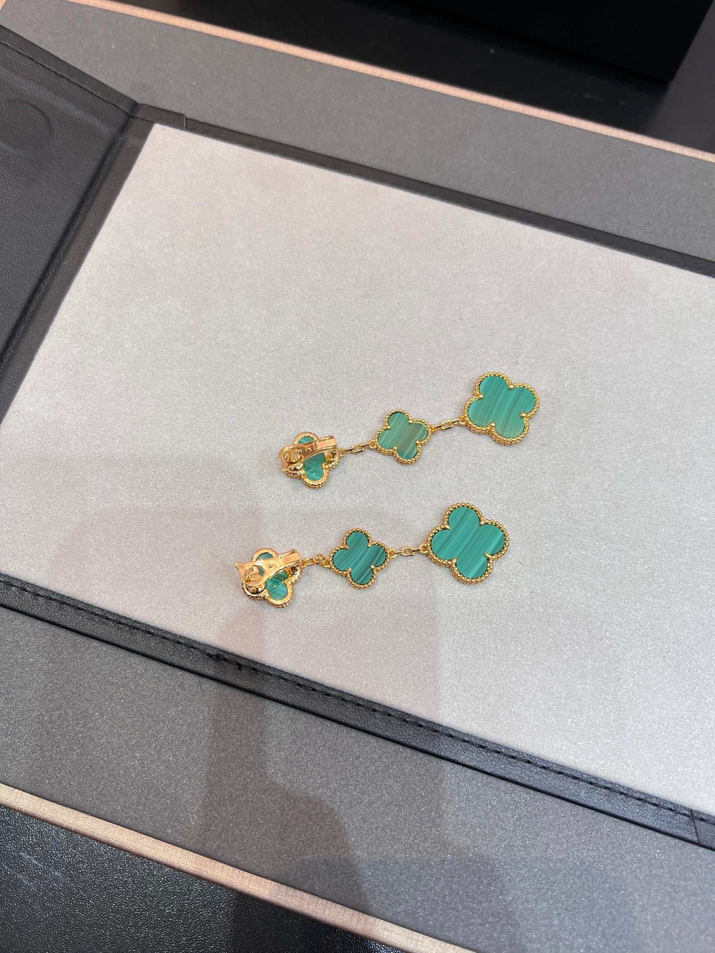 ˇGilded EraˇCLOVER MALACHITE 3 MOTIFS GOLD