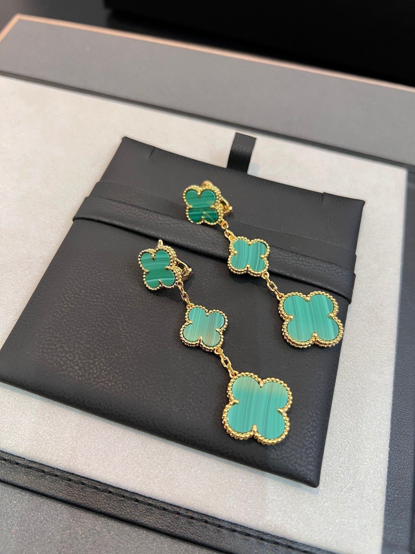 ˇGilded EraˇCLOVER MALACHITE 3 MOTIFS GOLD