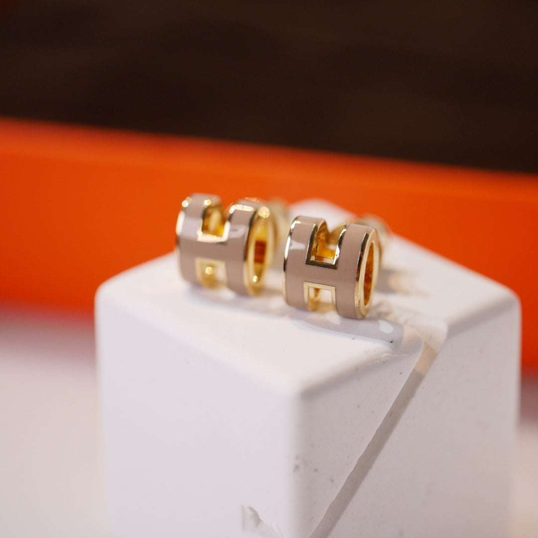 ˇGilded EraˇMINI POP H GOLD EARRINGS GREY