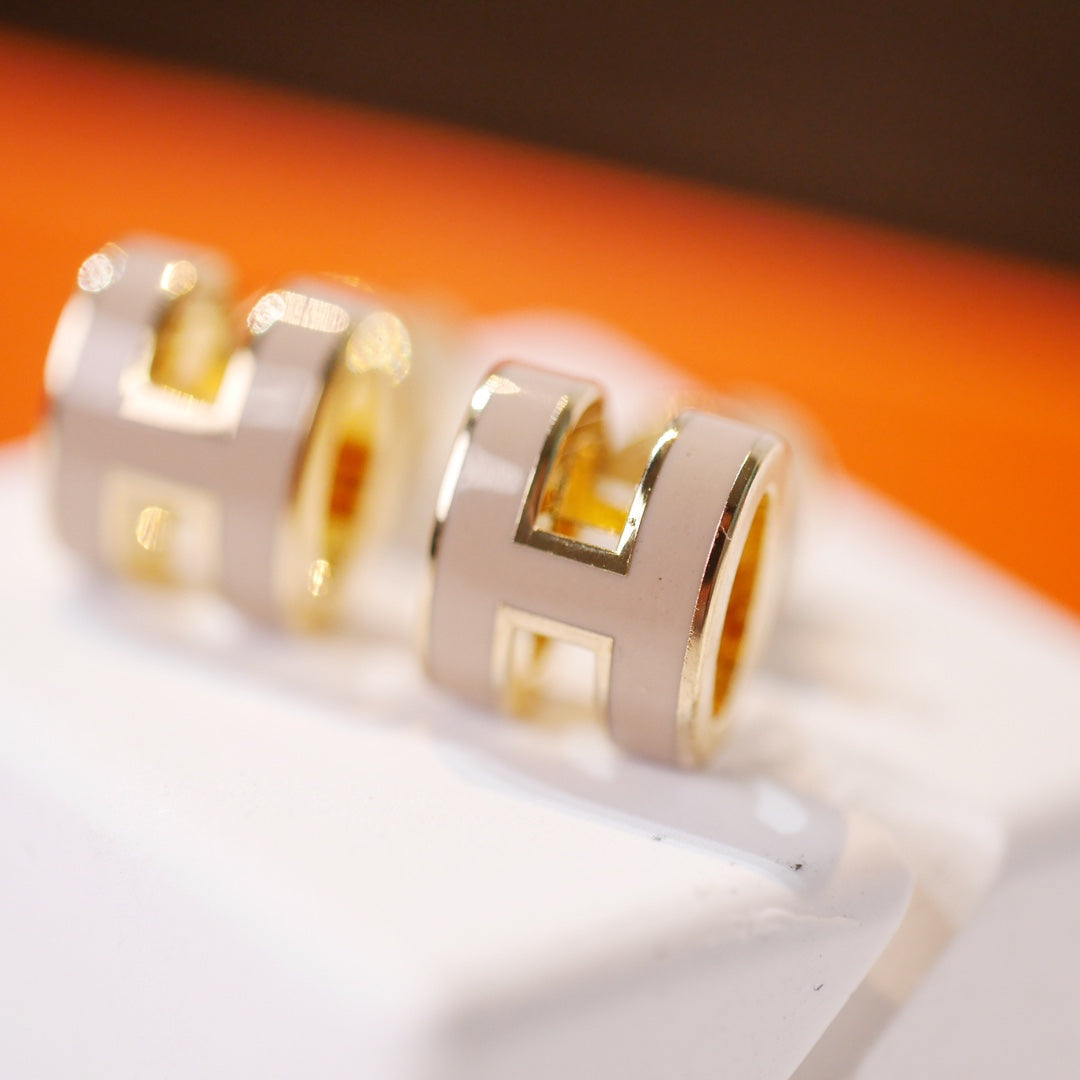 ˇGilded EraˇMINI POP H GOLD EARRINGS GREY