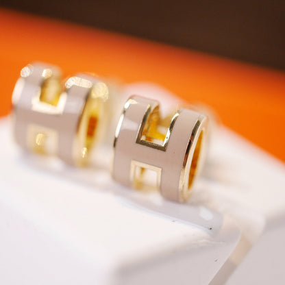 ˇGilded EraˇMINI POP H GOLD EARRINGS GREY