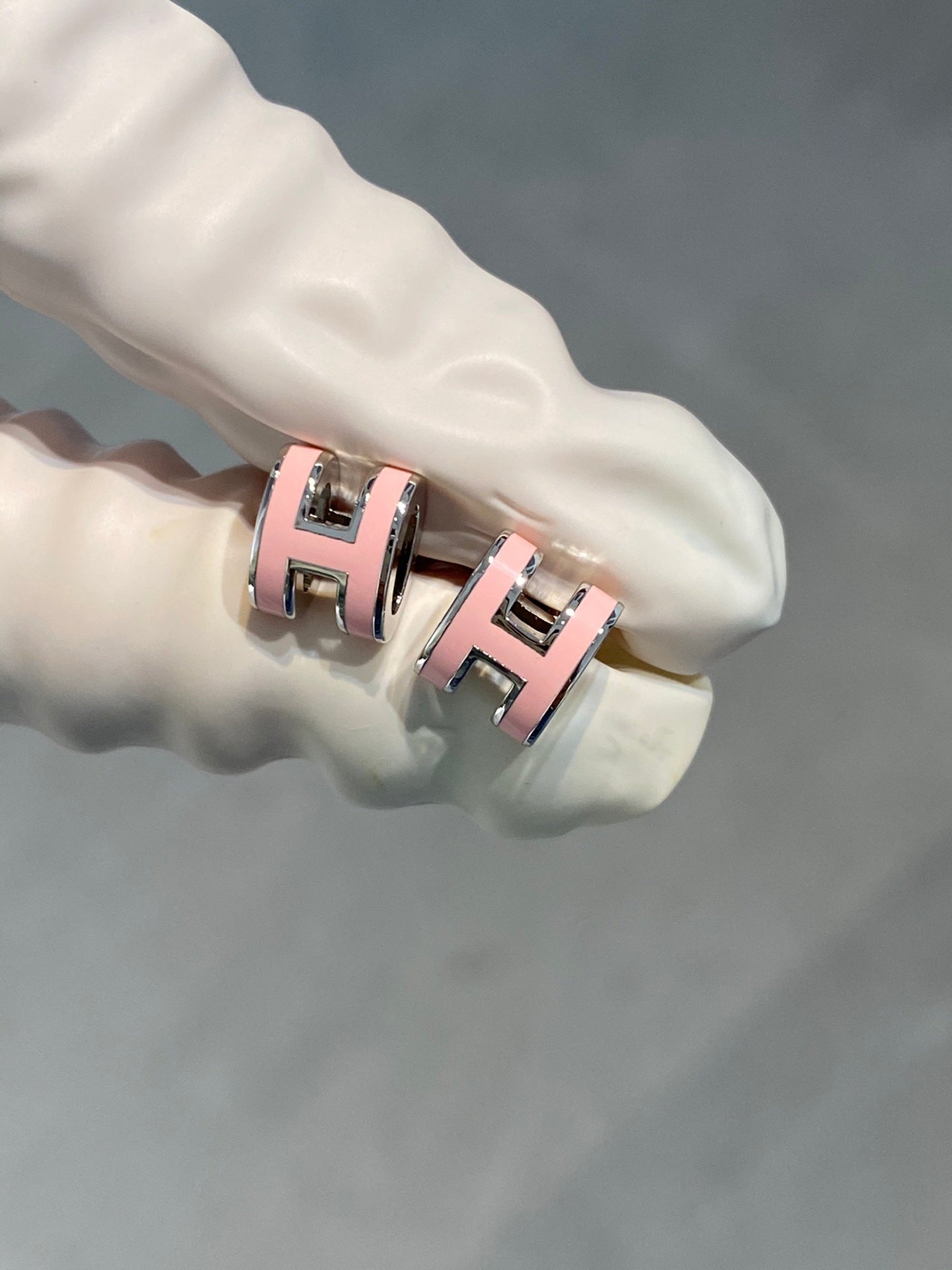 ˇGilded EraˇMINI POP H SILVER EARRINGS PINK