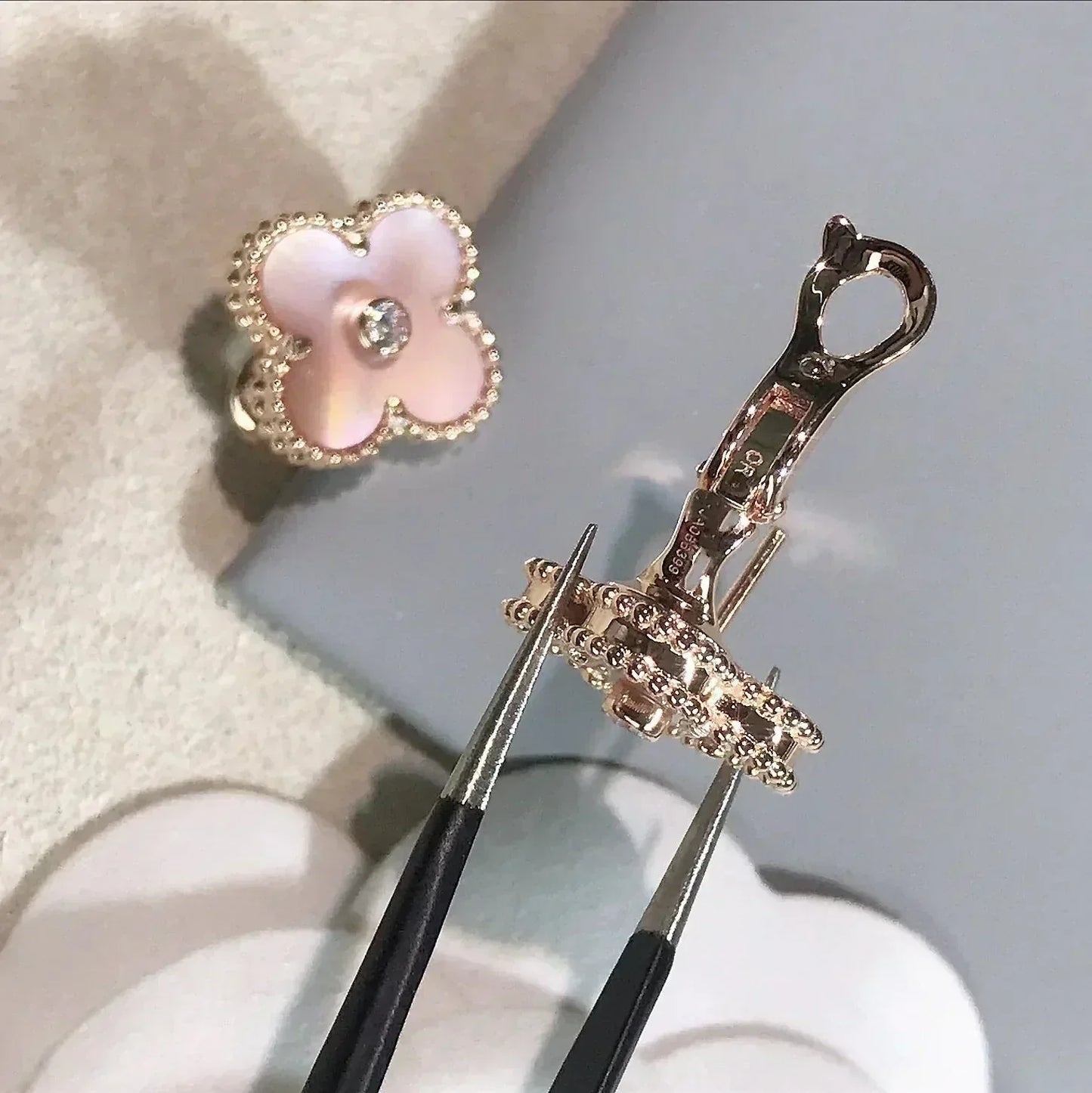 ˇGilded EraˇCLOVER MEDIUM 1 MOTIFS  PINK MOP DIAMOND EARRINGS