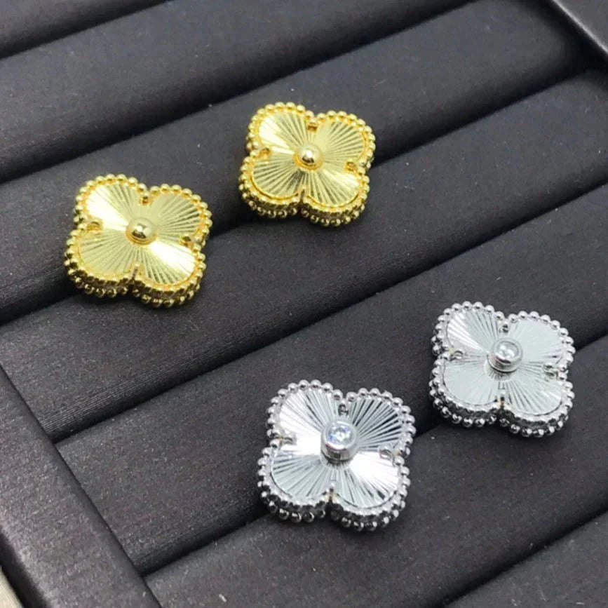 ˇGilded EraˇCLOVER MINI 9.5MM LASER EARRINGS