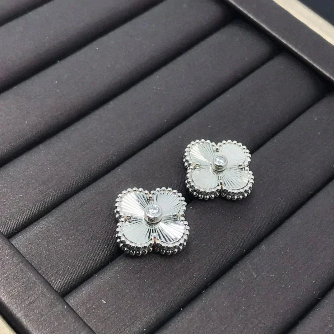ˇGilded EraˇCLOVER MINI 9.5MM LASER EARRINGS