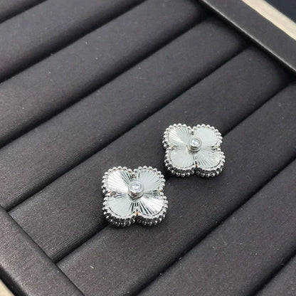 ˇGilded EraˇCLOVER MINI 9.5MM LASER EARRINGS