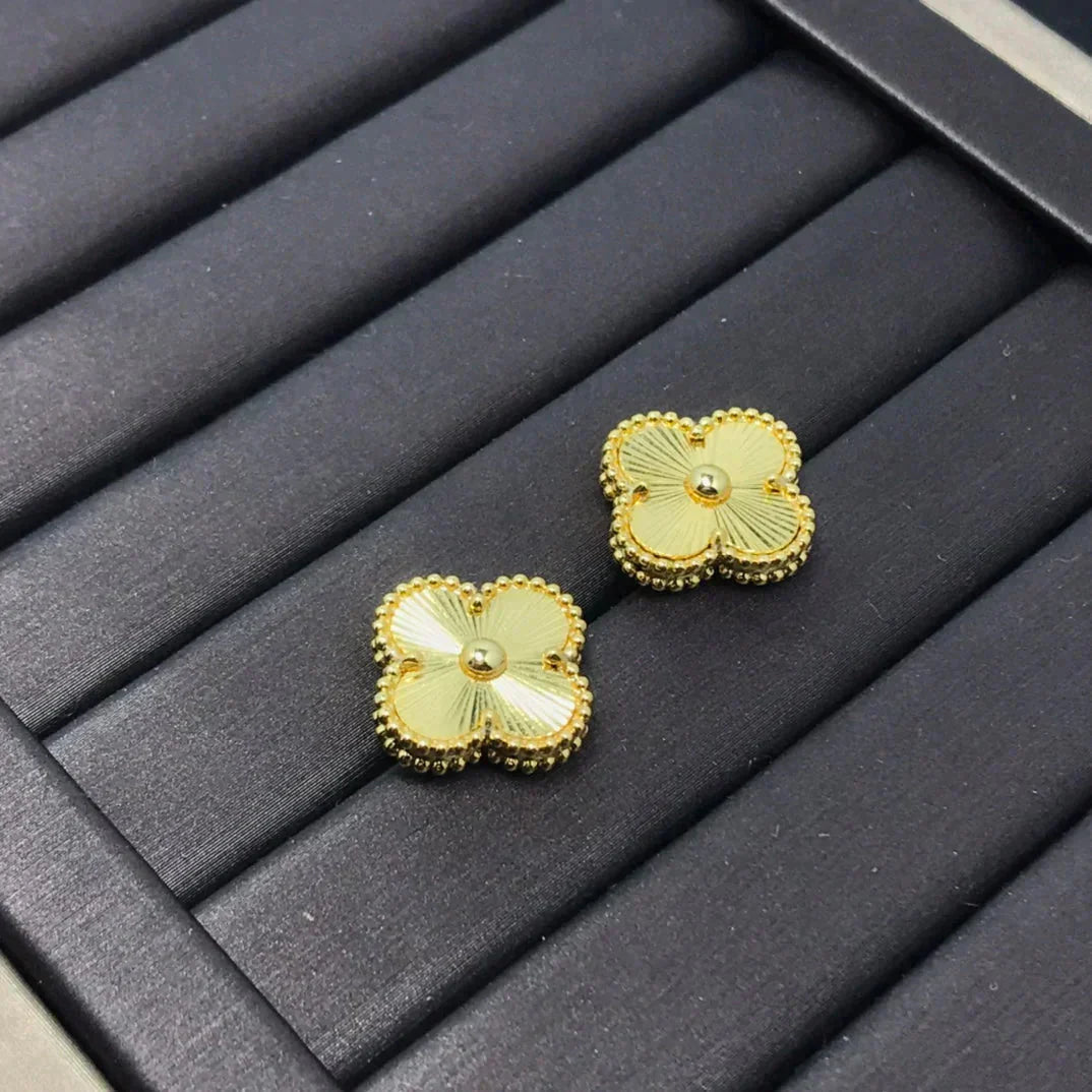 ˇGilded EraˇCLOVER MINI 9.5MM LASER EARRINGS