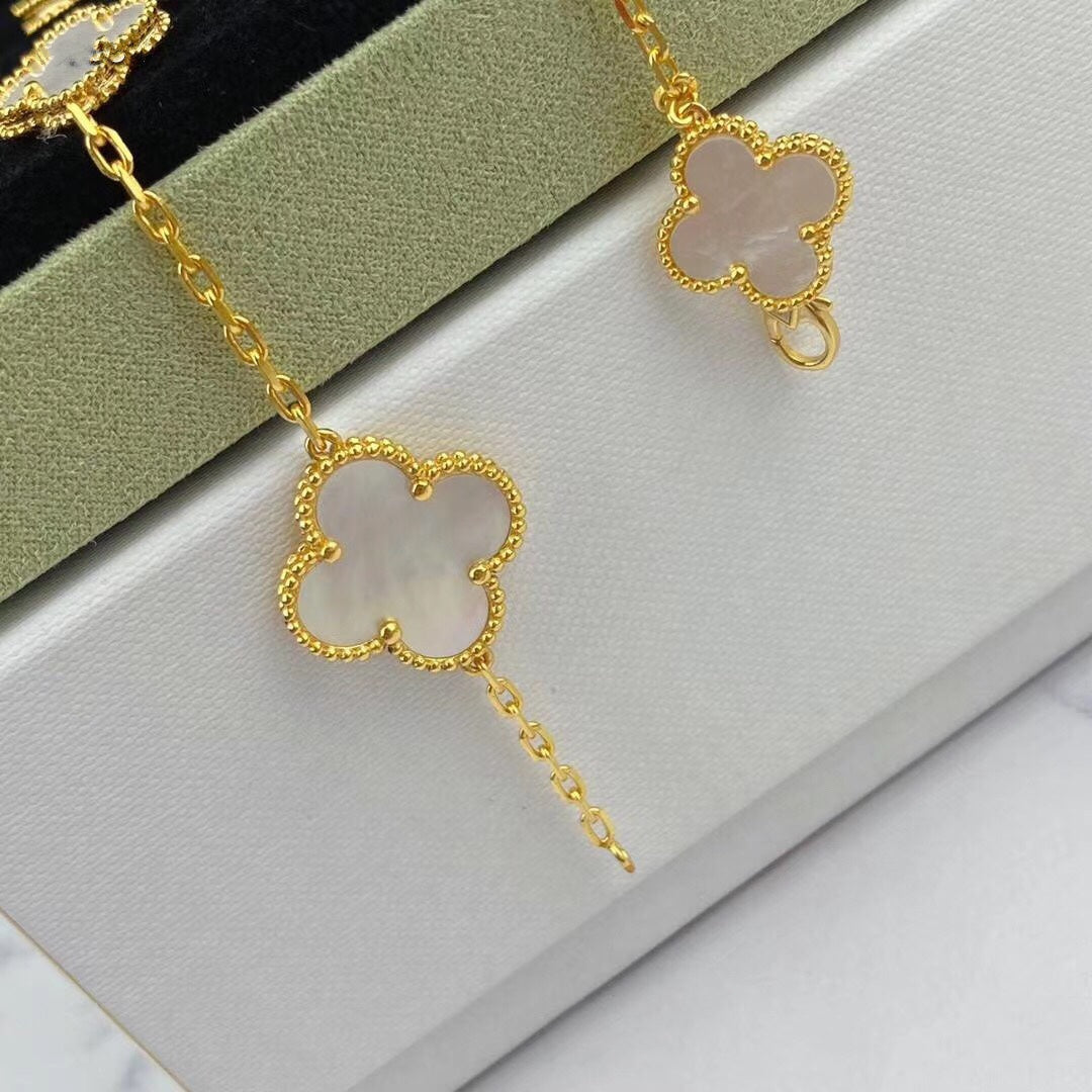 ˇGilded EraˇMAGIC CLOVER MOP GOLD BRACELET 5 MOTIFS