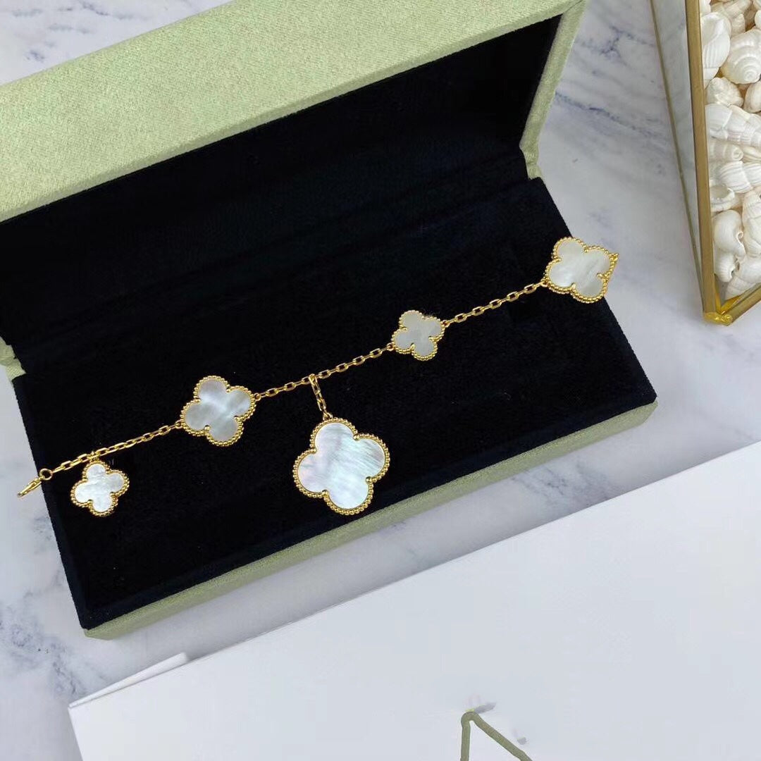 ˇGilded EraˇMAGIC CLOVER MOP GOLD BRACELET 5 MOTIFS