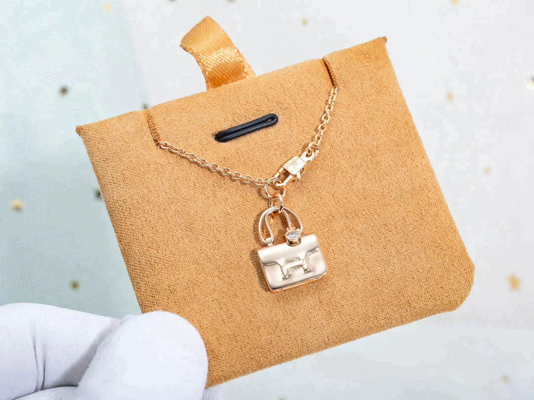ˇGilded EraˇAMULETTE PEDANT ROSE GOLD NECKLACE
