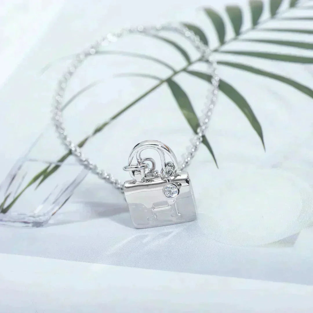 ˇGilded EraˇAMULETTE PEDANT SILVER NECKLACE