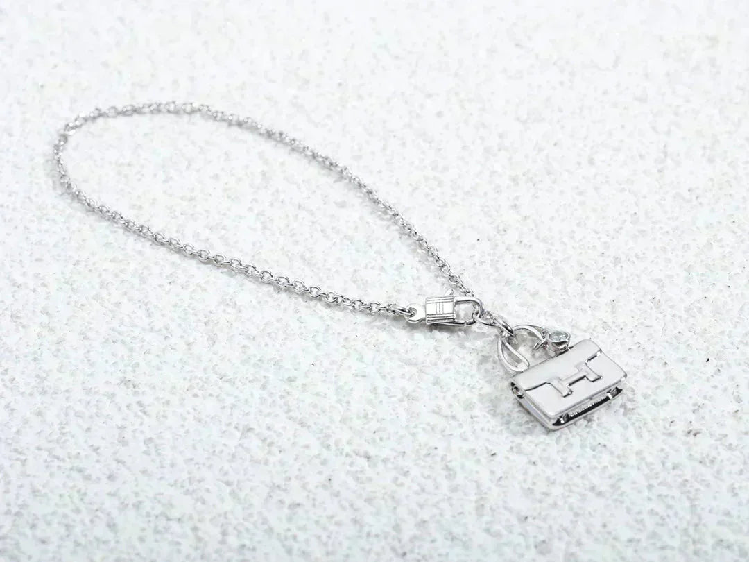 ˇGilded EraˇAMULETTE PEDANT SILVER NECKLACE