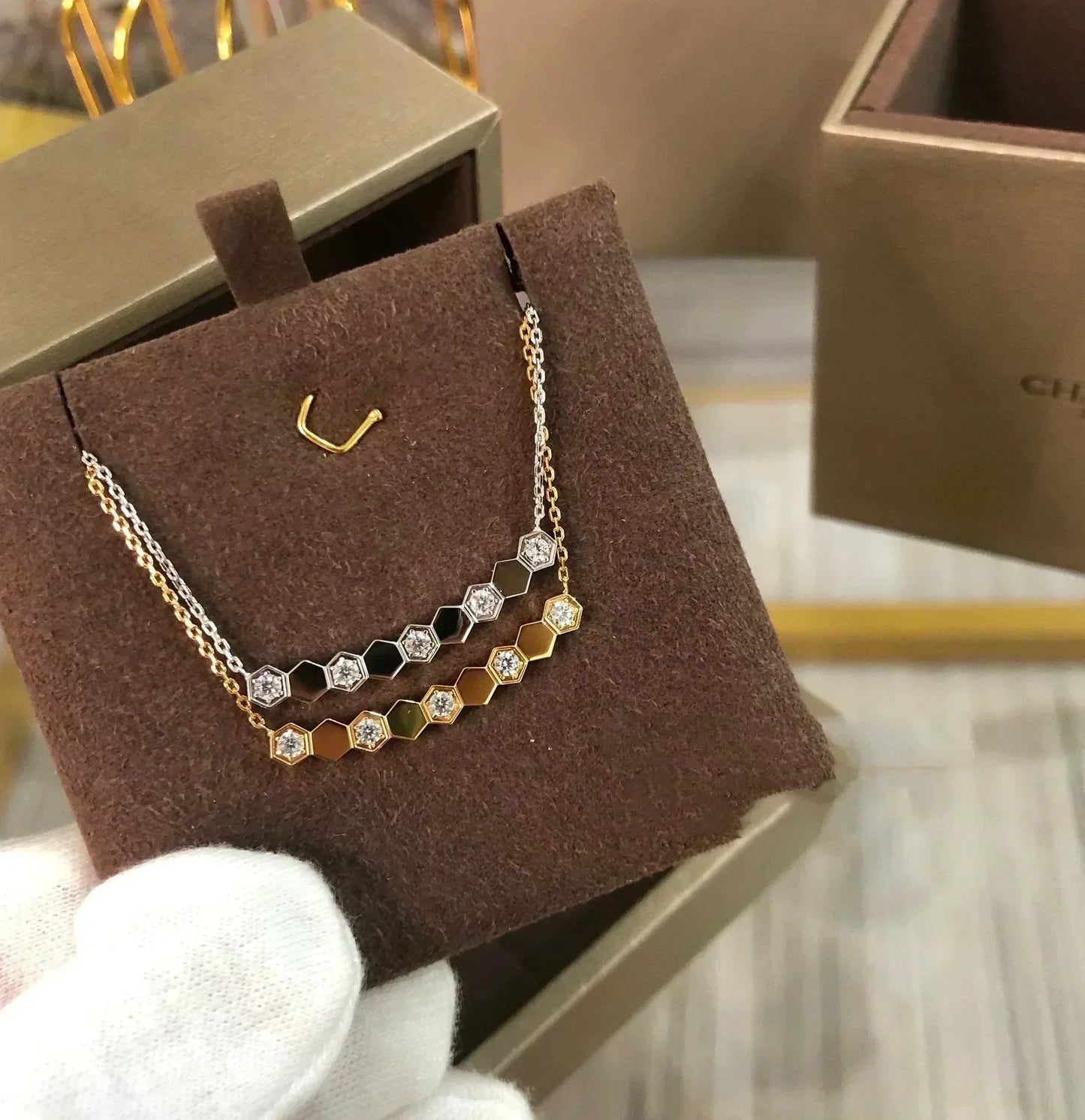 ˇGilded EraˇBEE LOVE NECKLACE DIAMOND