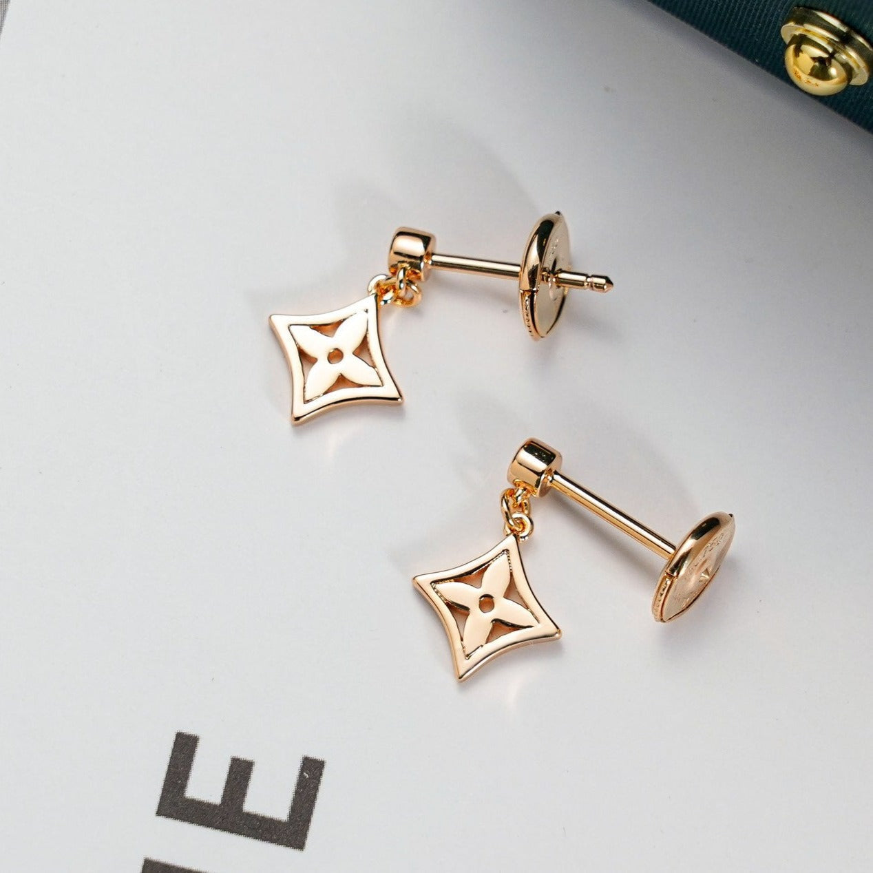 ˇGilded EraˇSTAR EARRINGS GOLD