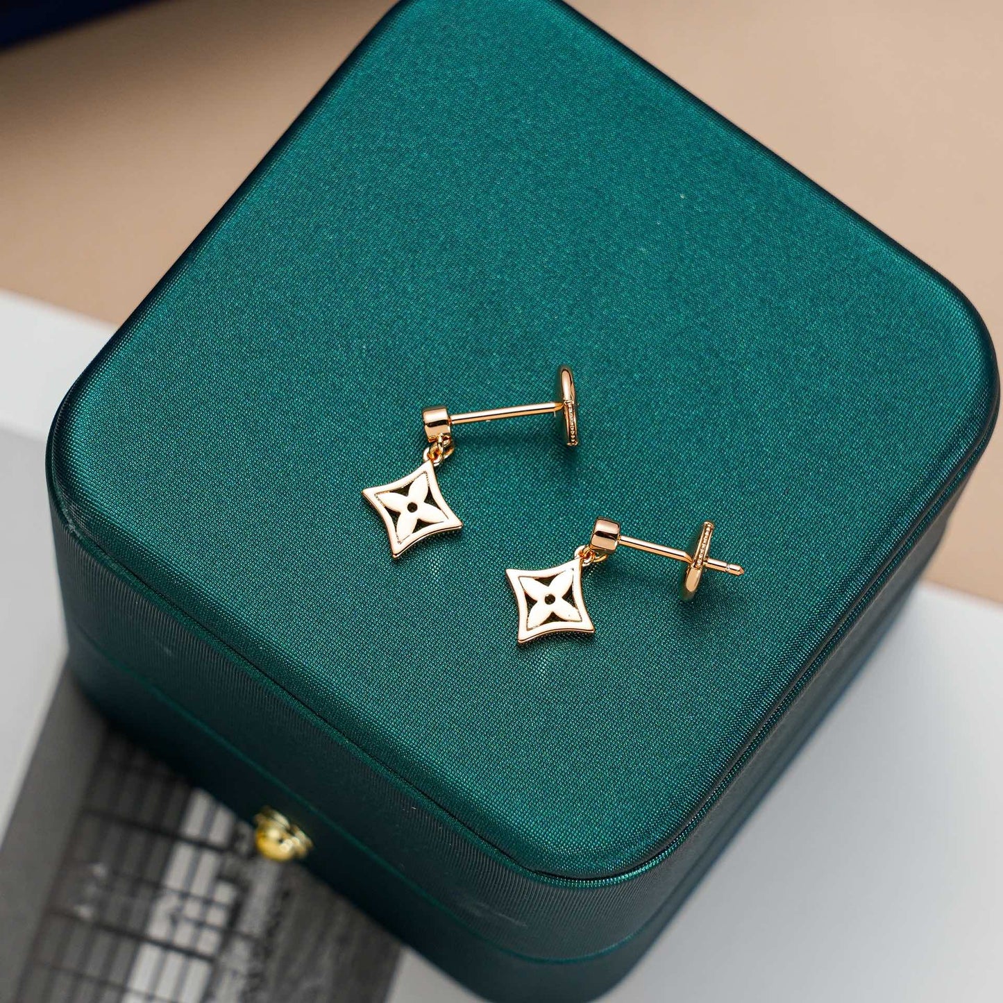 ˇGilded EraˇSTAR EARRINGS GOLD