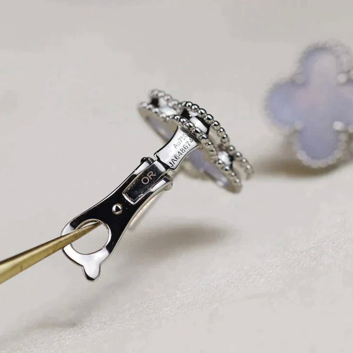 ˇGilded EraˇCLOVER MEDIUM 1 MOTIFS  WHITE MOP EARRINGS SILVER