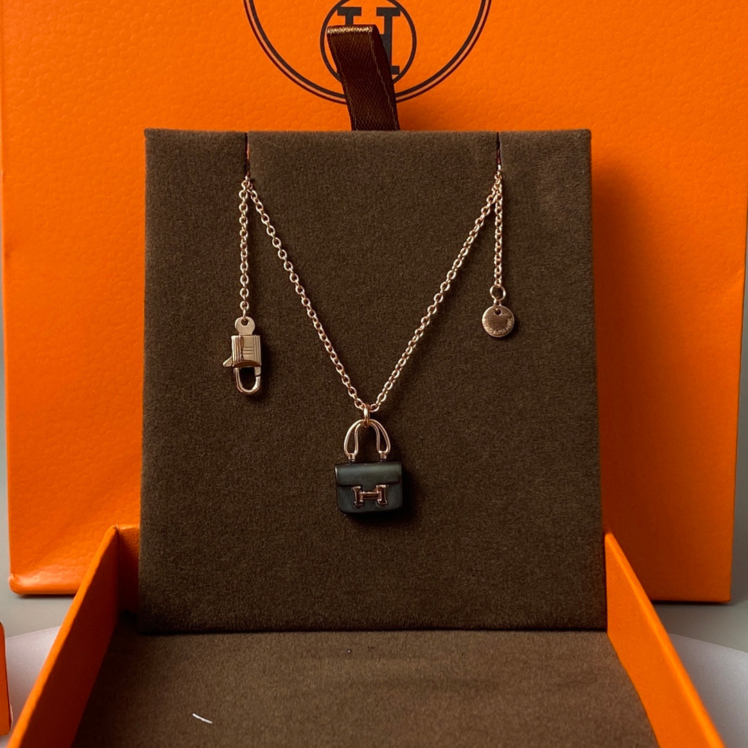 ˇGilded EraˇCONSTANCE BLACK PEDANT PINK GOLD NECKLACE