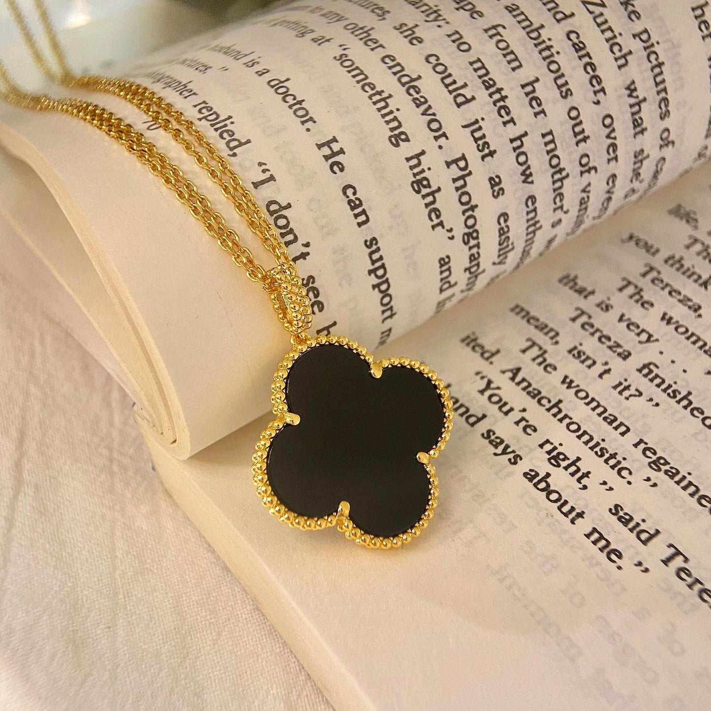 ˇGilded EraˇCLOVER 25MM NECKLACE GOLD ONYX