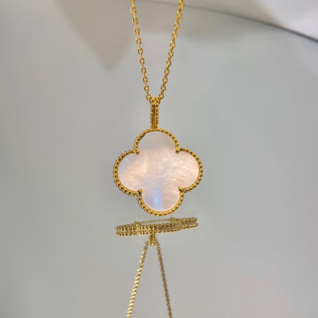 ˇGilded EraˇCLOVER 25MM MOP LARGE PENDANT NECKLACE