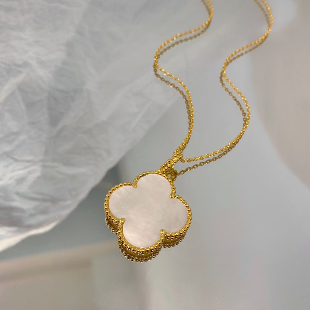 ˇGilded EraˇCLOVER 25MM MOP LARGE PENDANT NECKLACE