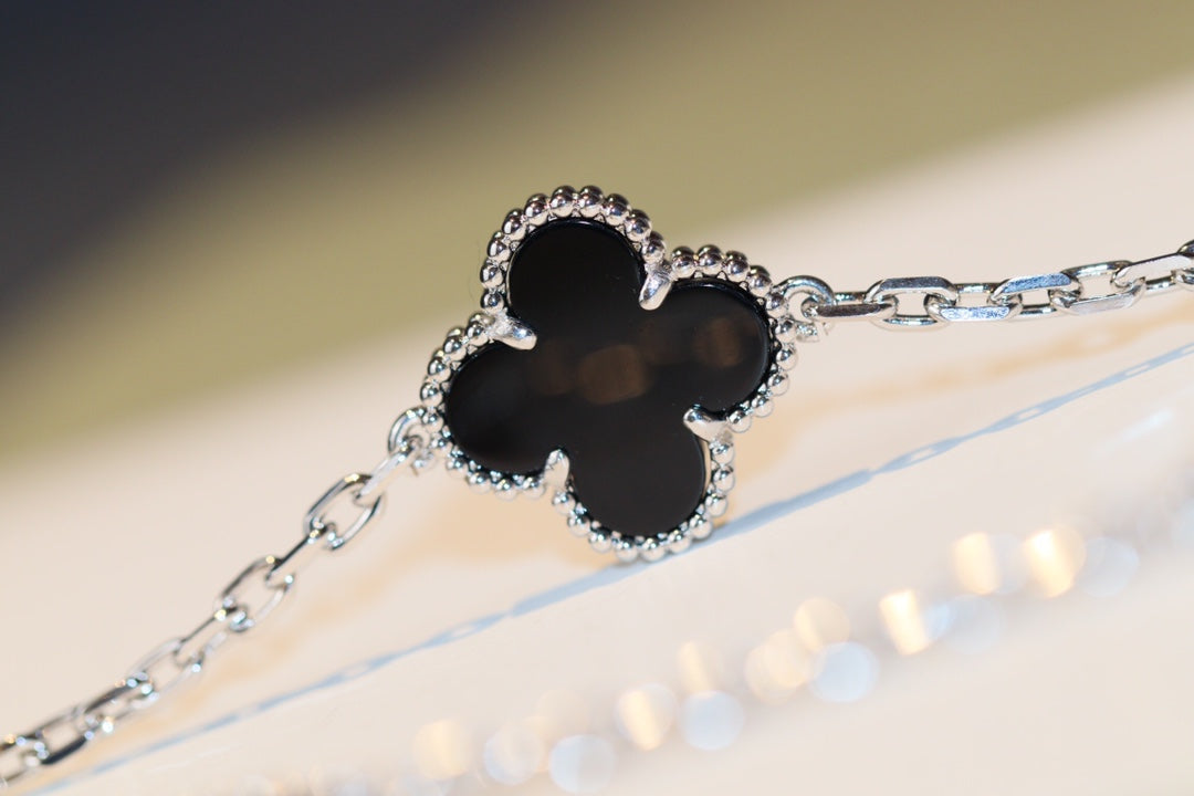 ˇGilded EraˇCLOVER 20 MOTIFS ONYX DIAMOND SILVER