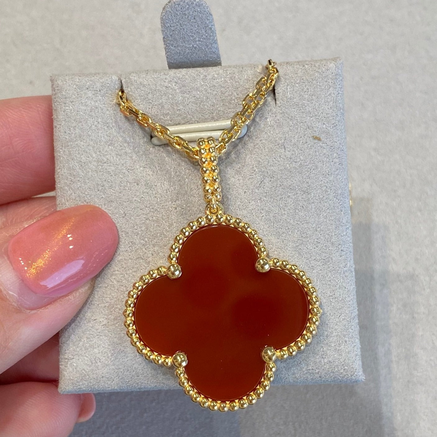 ˇGilded EraˇCLOVER 25MM NECKLACE GOLD CARNELIAN