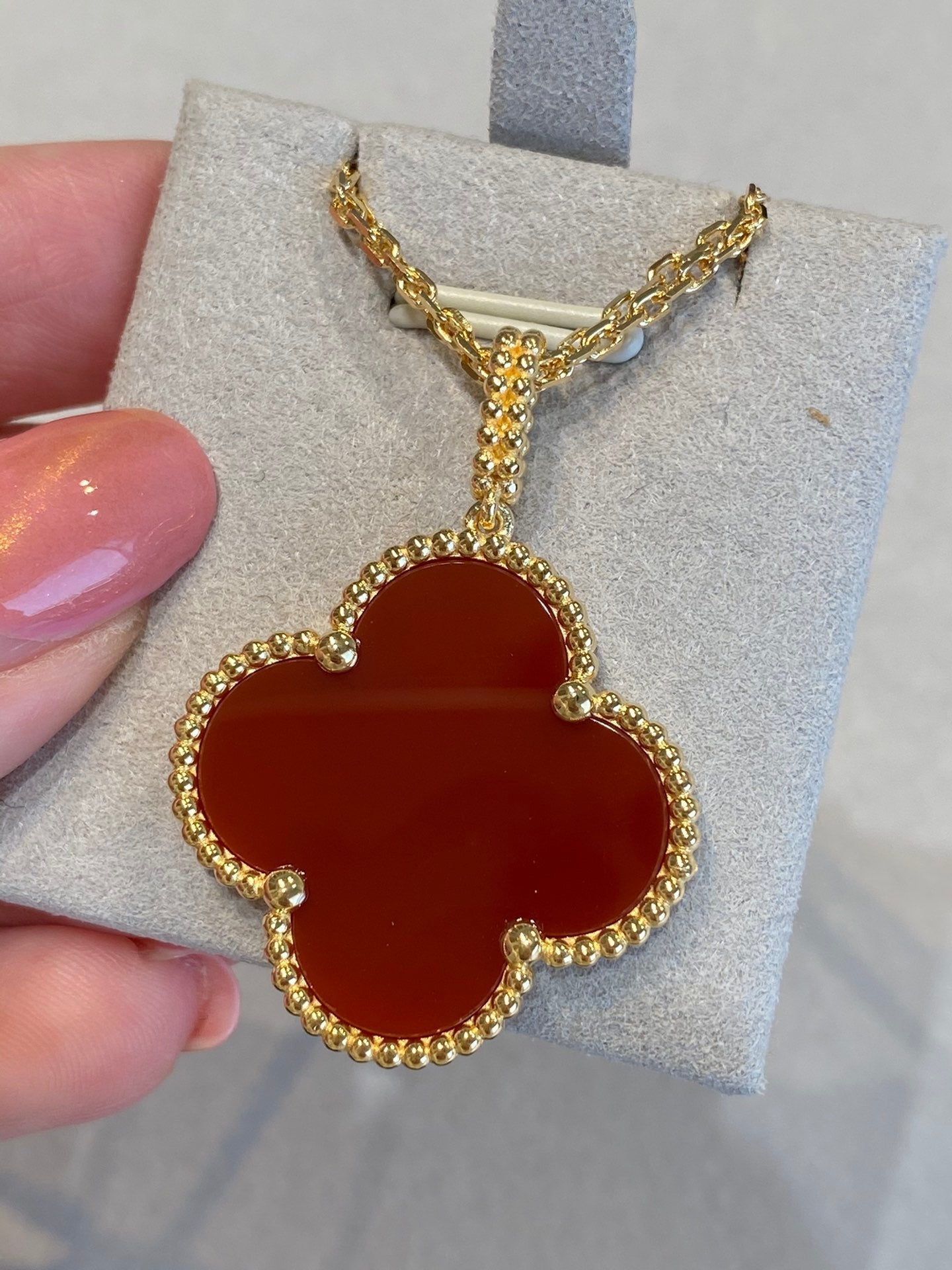 ˇGilded EraˇCLOVER 25MM NECKLACE GOLD CARNELIAN