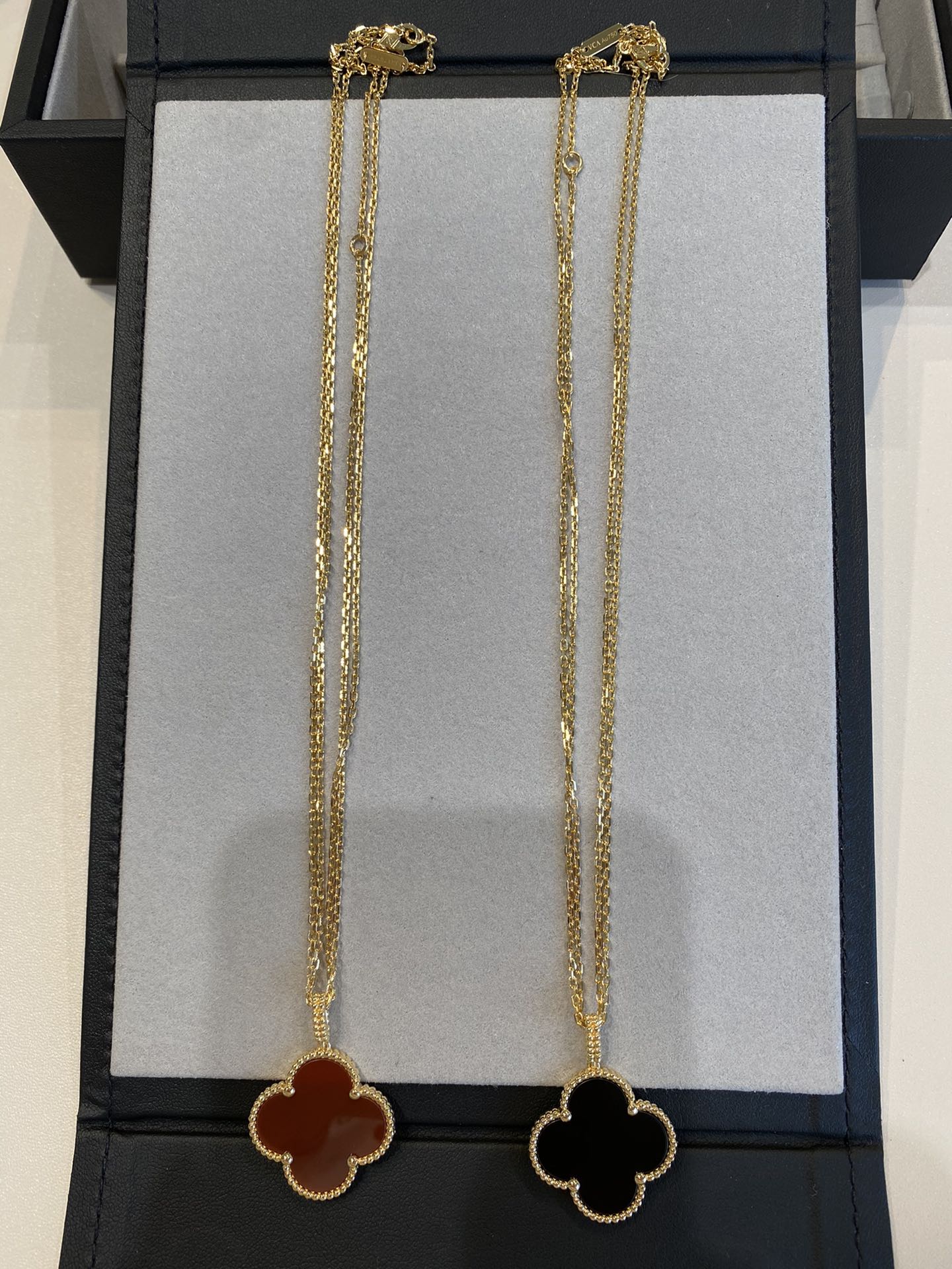 ˇGilded EraˇCLOVER 25MM NECKLACE GOLD CARNELIAN