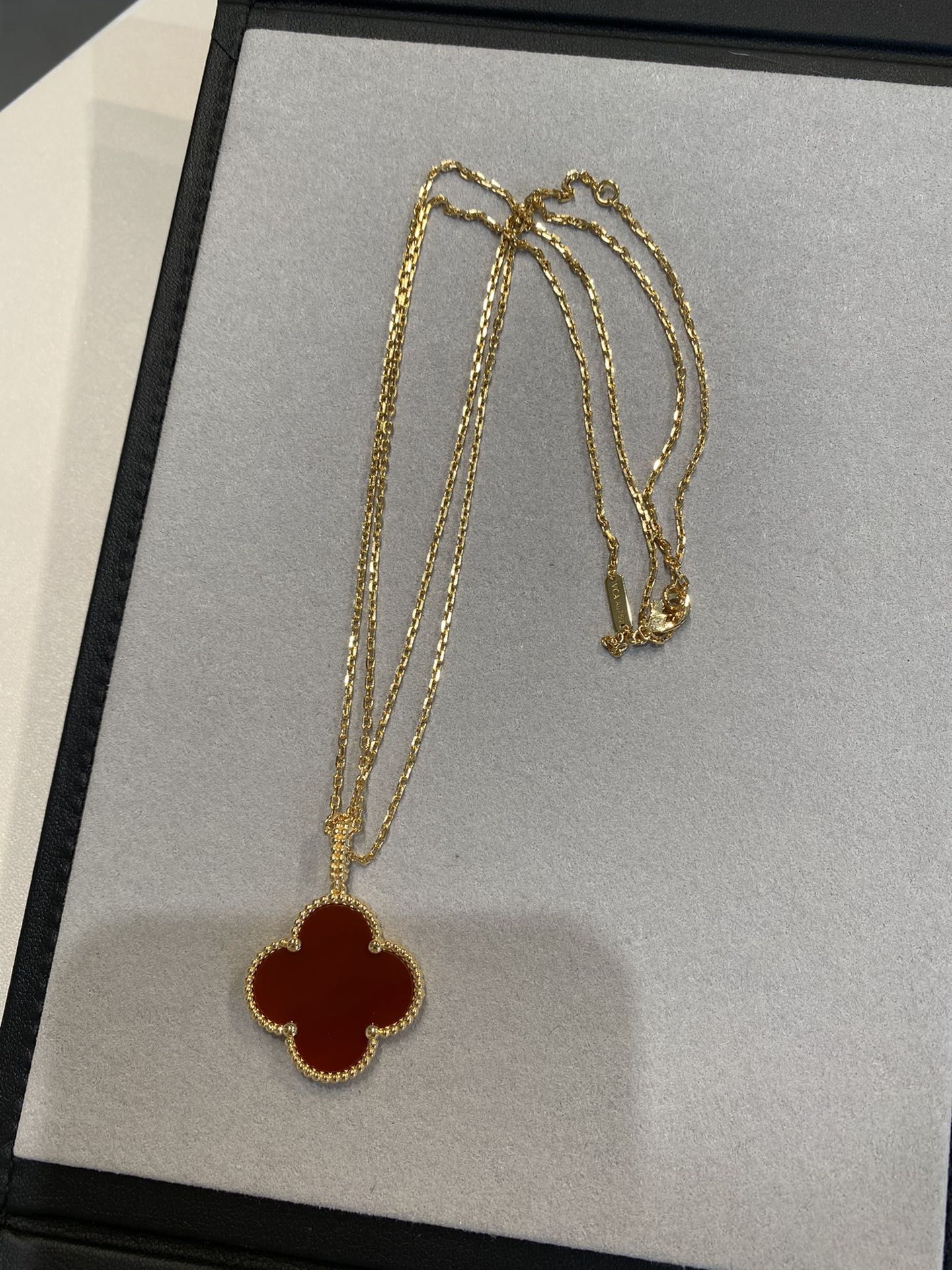 ˇGilded EraˇCLOVER 25MM NECKLACE GOLD CARNELIAN