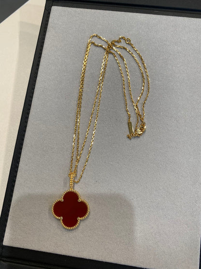 ˇGilded EraˇCLOVER 25MM NECKLACE GOLD CARNELIAN