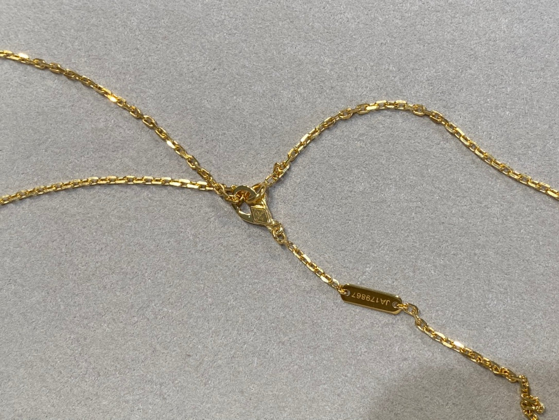 ˇGilded EraˇCLOVER 25MM NECKLACE GOLD CARNELIAN