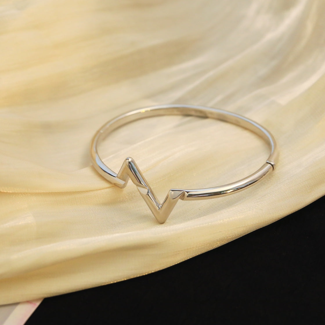 ˇGilded EraˇVOLTE UPSITE DOWN BRACELET
