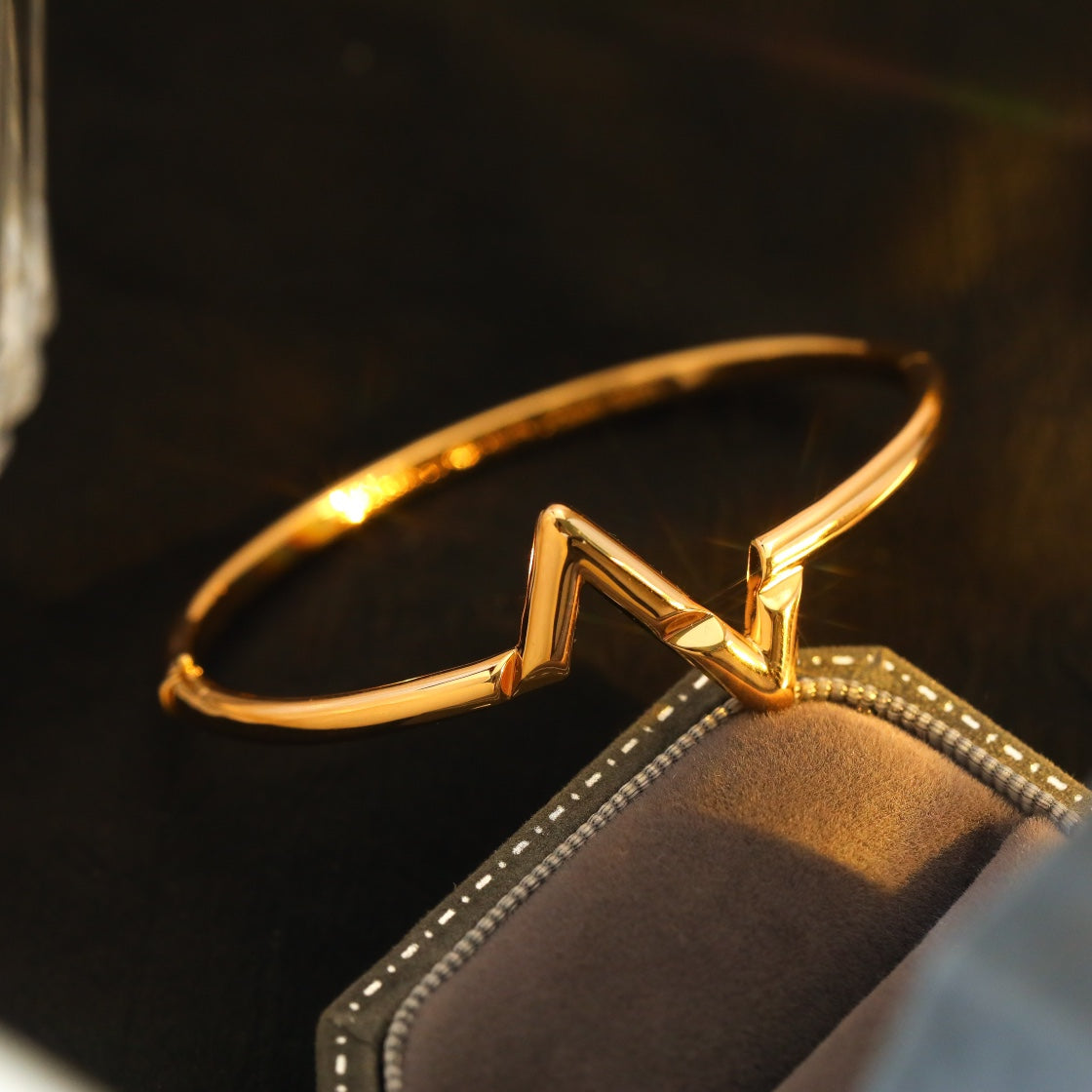 ˇGilded EraˇVOLTE UPSITE DOWN BRACELET