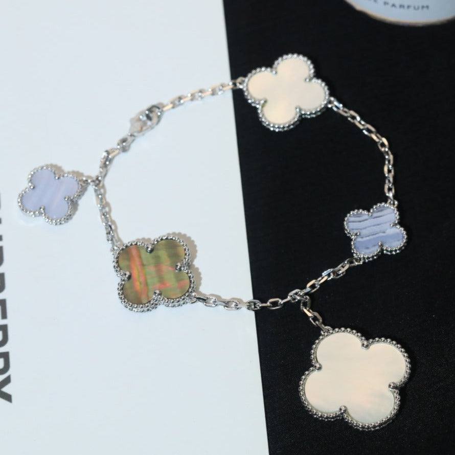 ˇGilded EraˇCLOVER BRACELET 5 MOTIFS MOP CHALCEDONY SILVER