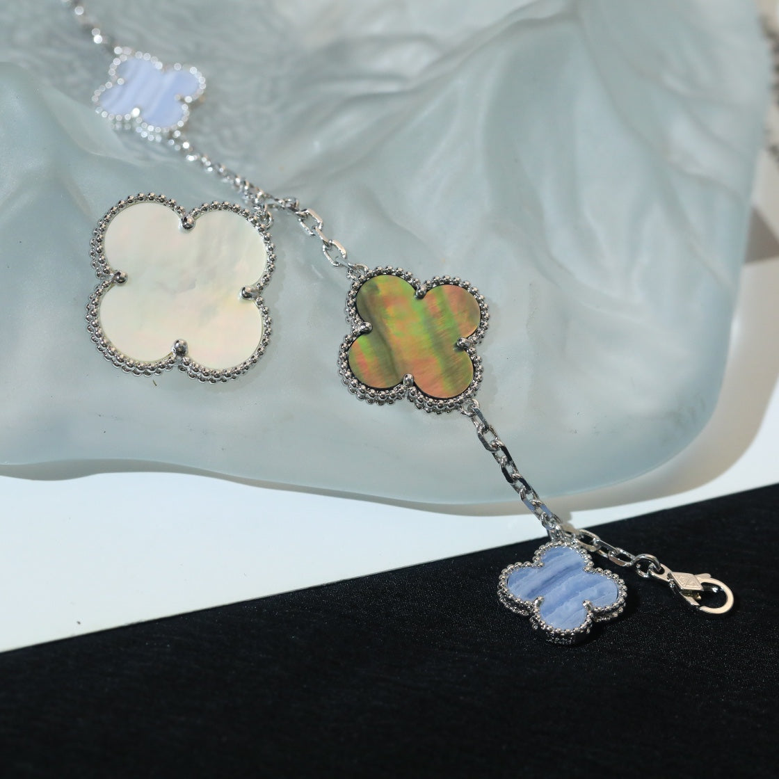 ˇGilded EraˇCLOVER BRACELET 5 MOTIFS MOP CHALCEDONY SILVER