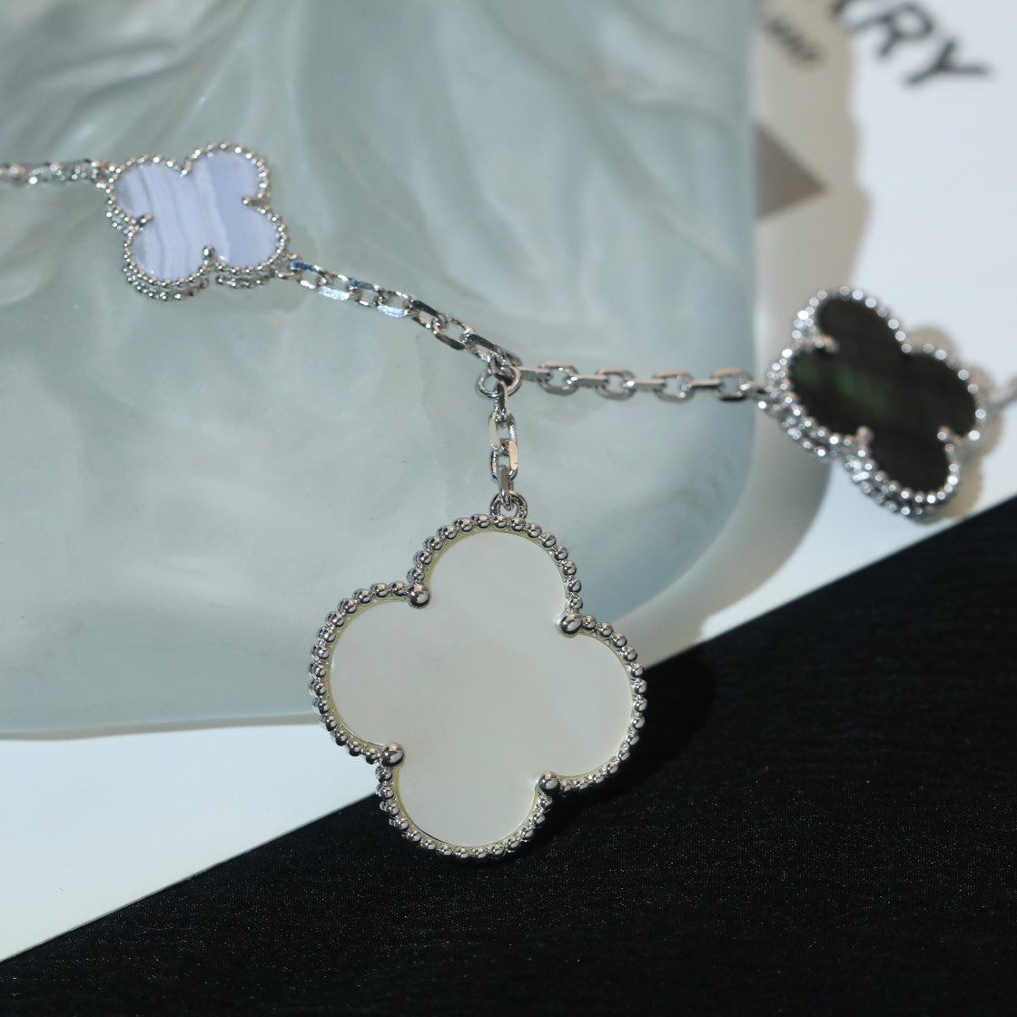 ˇGilded EraˇCLOVER BRACELET 5 MOTIFS MOP CHALCEDONY SILVER