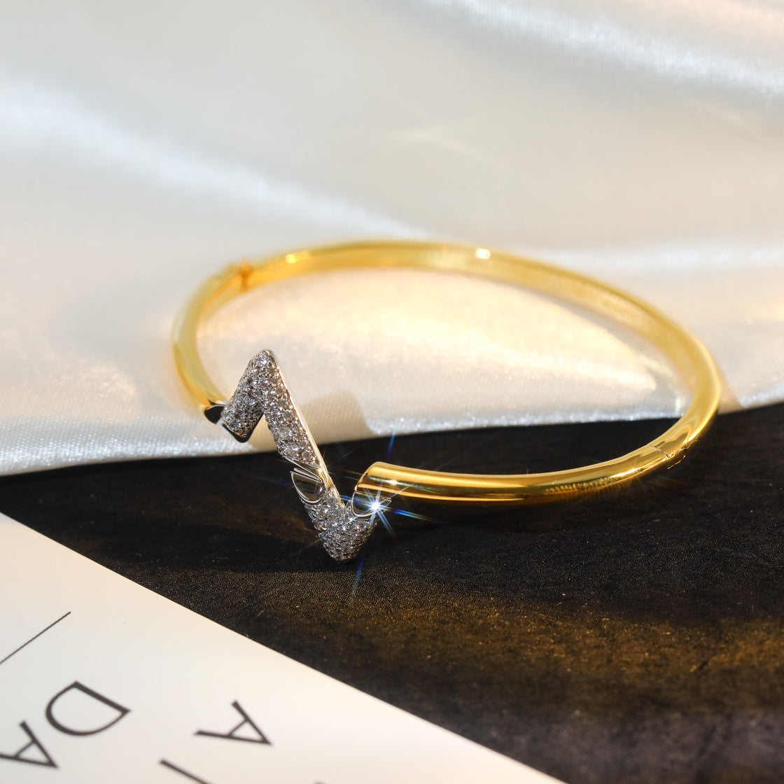 ˇGilded EraˇVOLTE UPSITE DOWN GOLD DIAMOND BRACELET