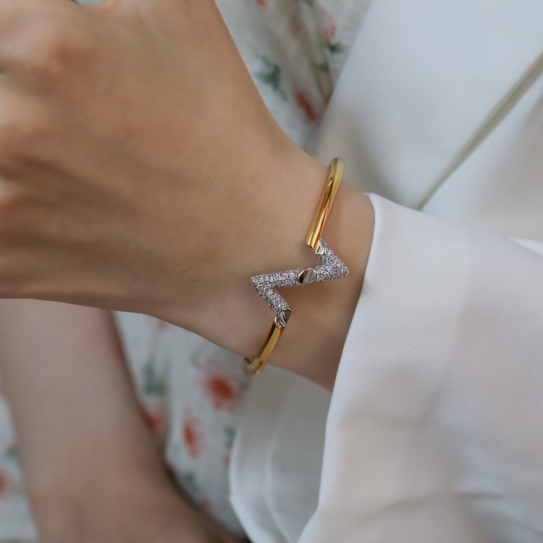 ˇGilded EraˇVOLTE UPSITE DOWN GOLD DIAMOND BRACELET