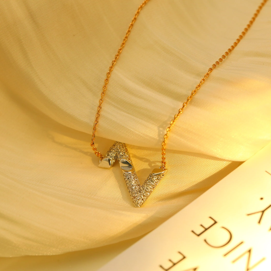 ˇGilded EraˇVOLT SILVER DIAMOND PEDANT NECKLACE
