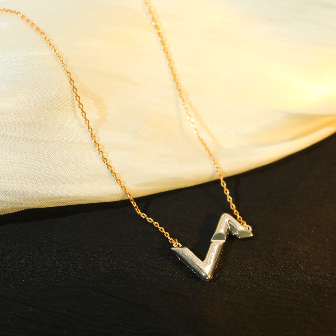 ˇGilded EraˇVOLT SILVER DIAMOND PEDANT NECKLACE