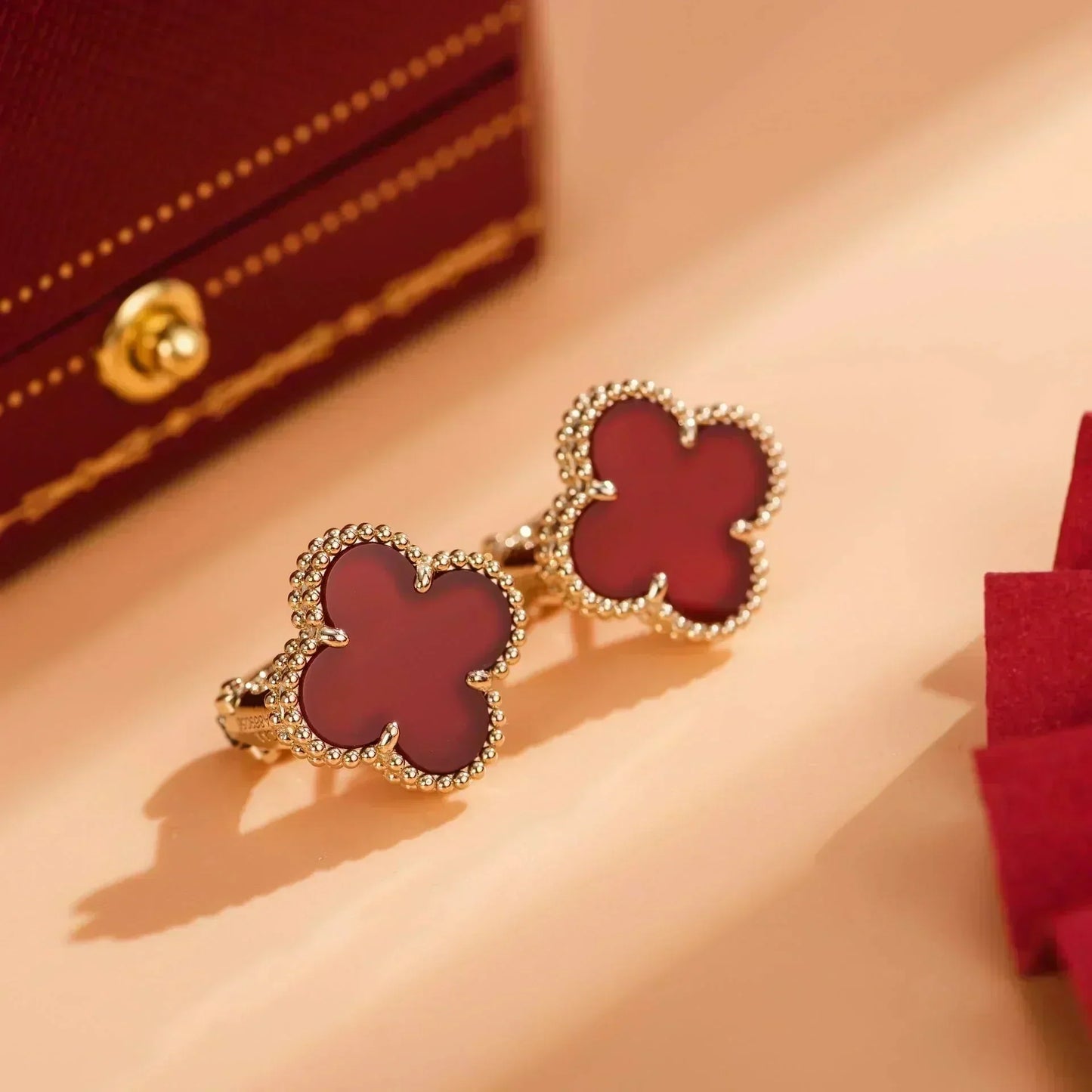 ˇGilded EraˇCLOVER MEDIUM 1 MOTIFS CARNELIAN  EARRINGS