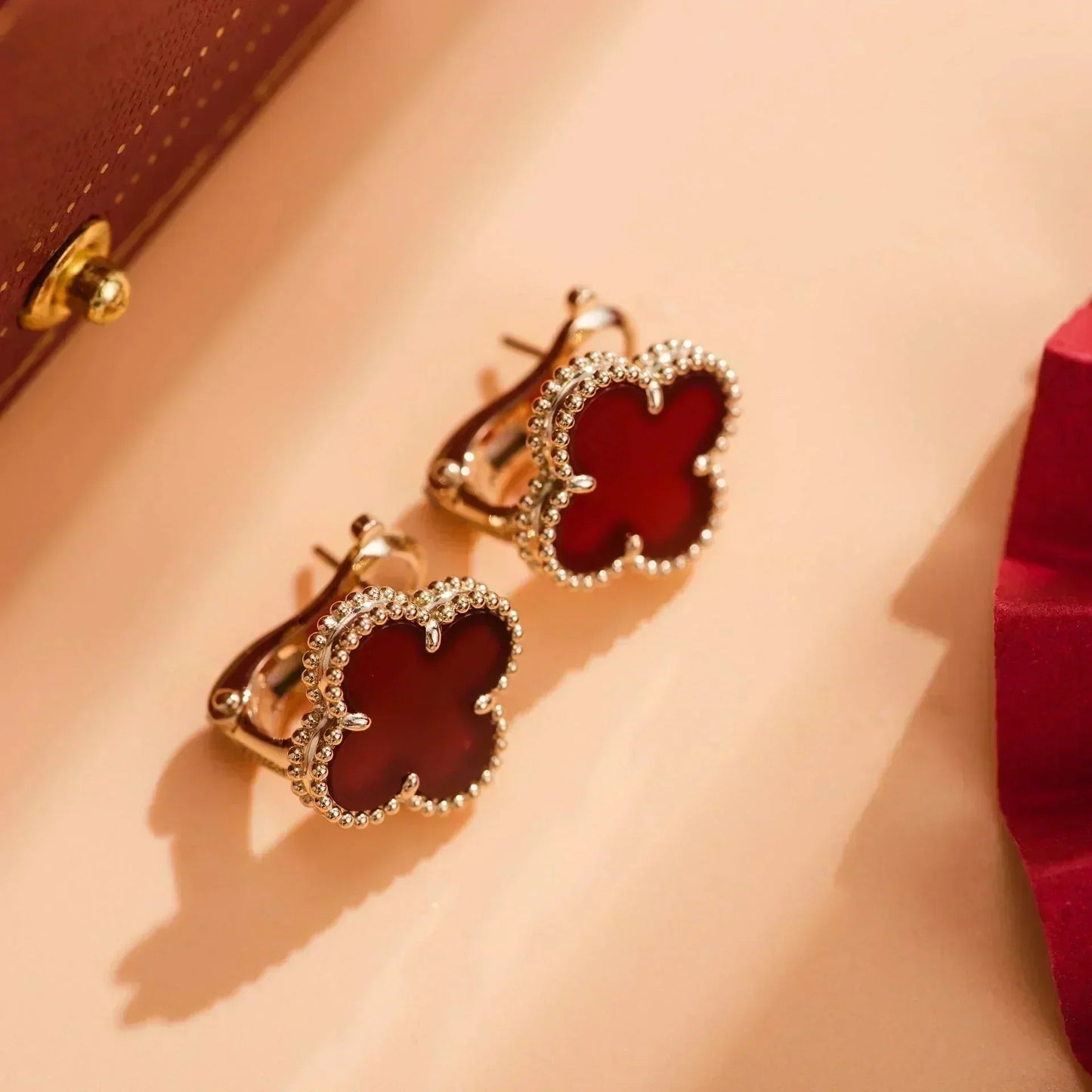 ˇGilded EraˇCLOVER MEDIUM 1 MOTIFS CARNELIAN  EARRINGS