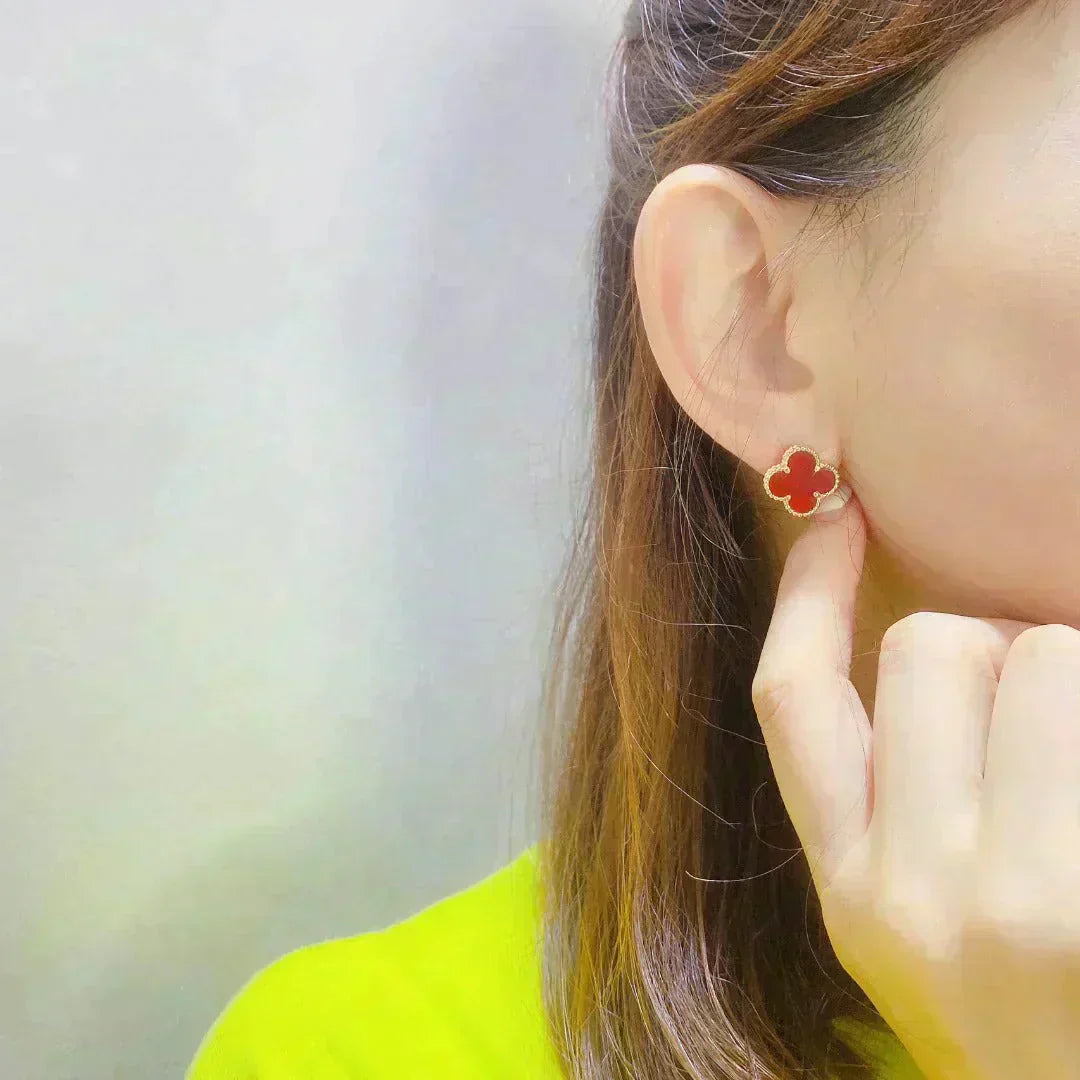 ˇGilded EraˇCLOVER MEDIUM 1 MOTIFS CARNELIAN  EARRINGS
