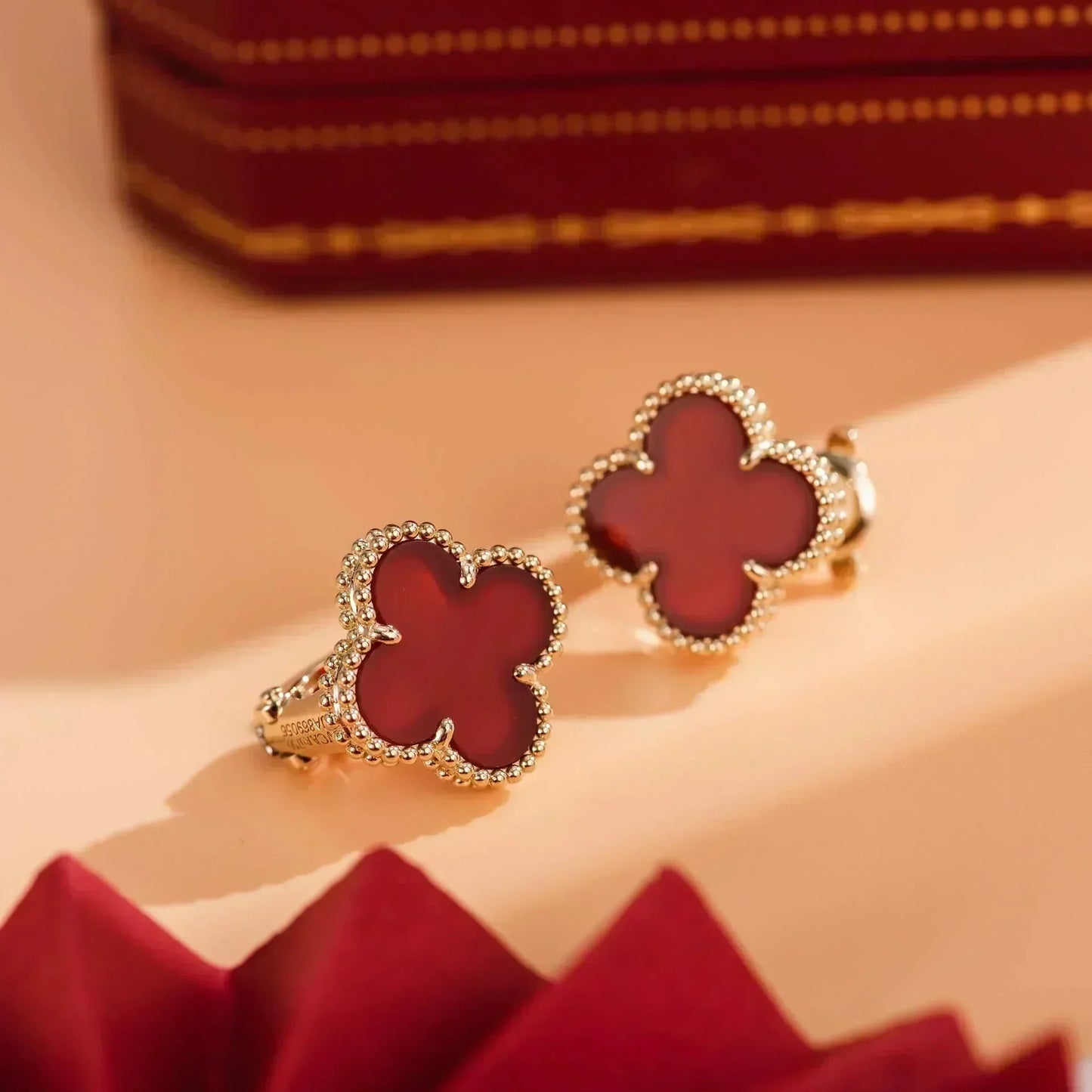ˇGilded EraˇCLOVER MEDIUM 1 MOTIFS CARNELIAN  EARRINGS