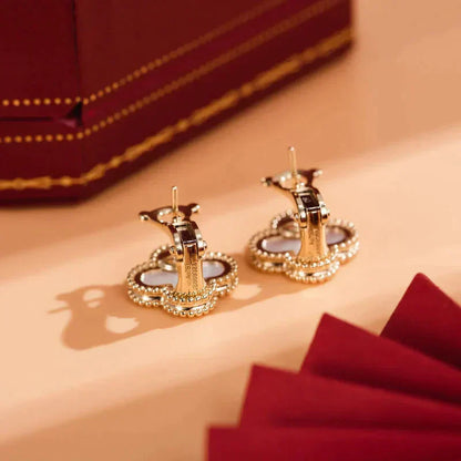 ˇGilded EraˇCLOVER MEDIUM 1 MOTIFS  WHITE MOP STUD EARRINGS