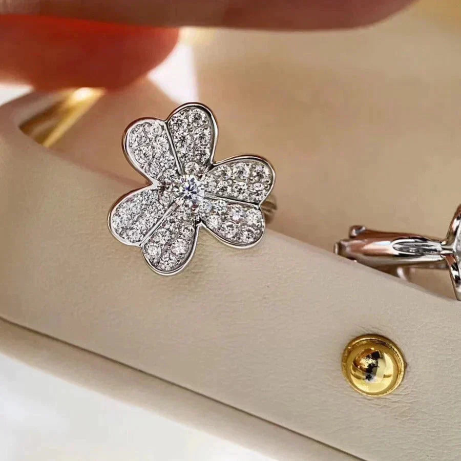 ˇGilded EraˇCLOVER COMOS DIAMOND EARRINGS SILVER