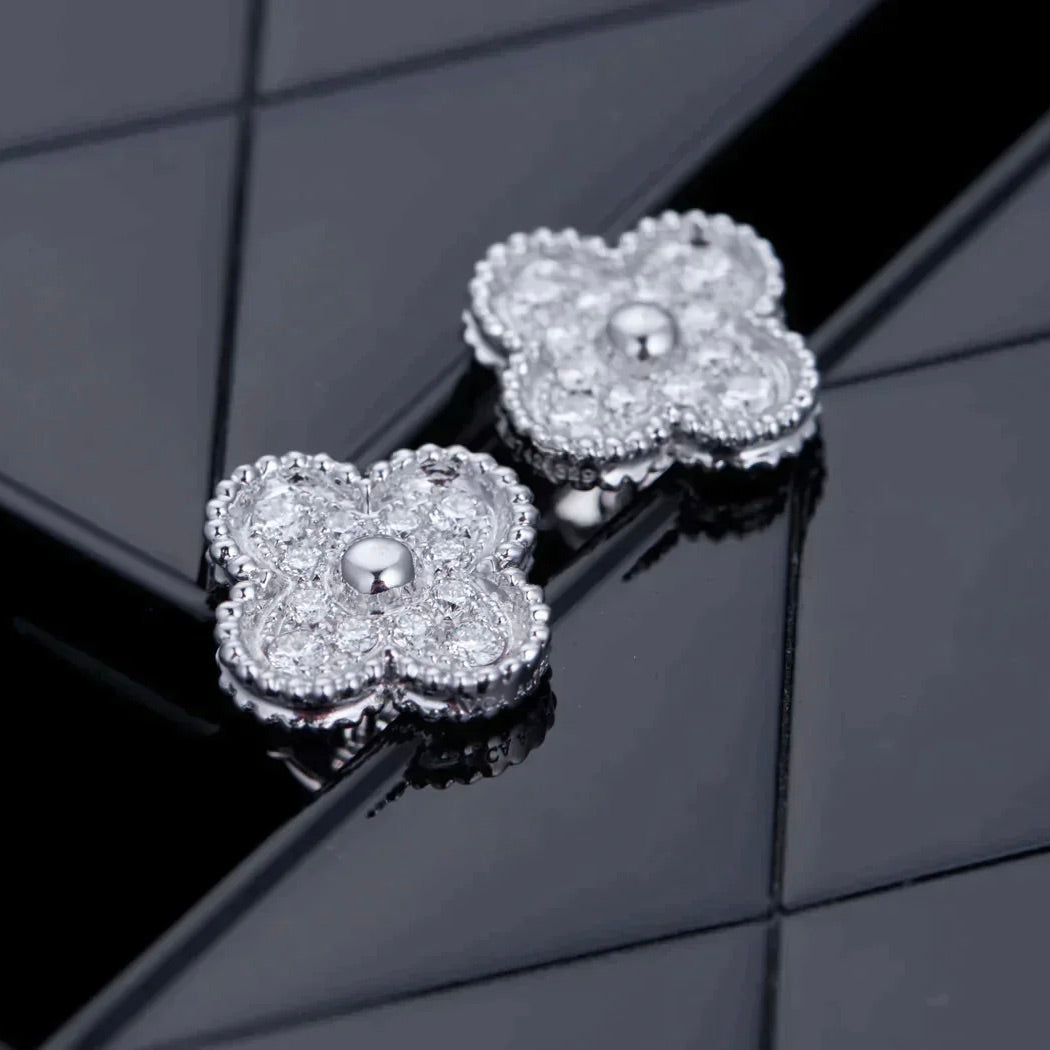 ˇGilded EraˇCLOVER 1 MOTIFS DIAMOND STUD EARRINGS SILVER