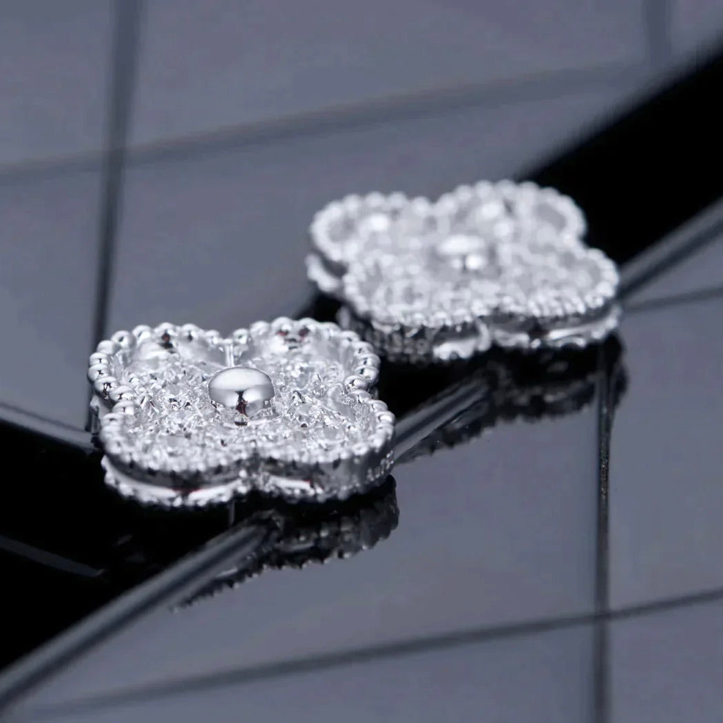 ˇGilded EraˇCLOVER 1 MOTIFS DIAMOND STUD EARRINGS SILVER