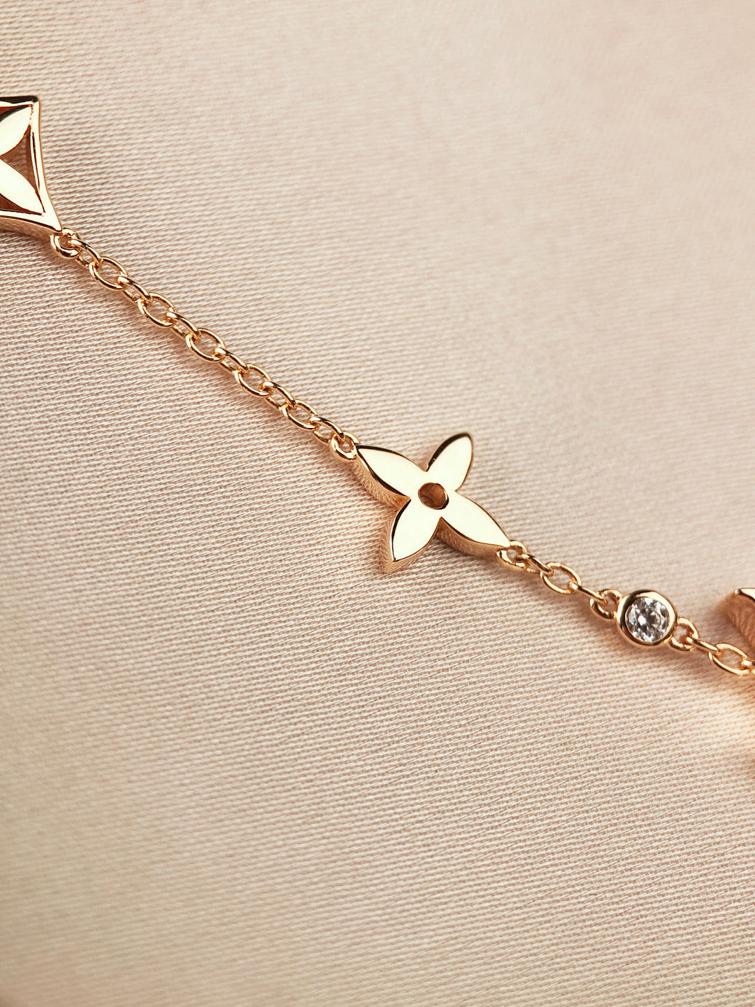 ˇGilded EraˇSTAR AND SUN 7 MOTIFS GOLD BRACELET