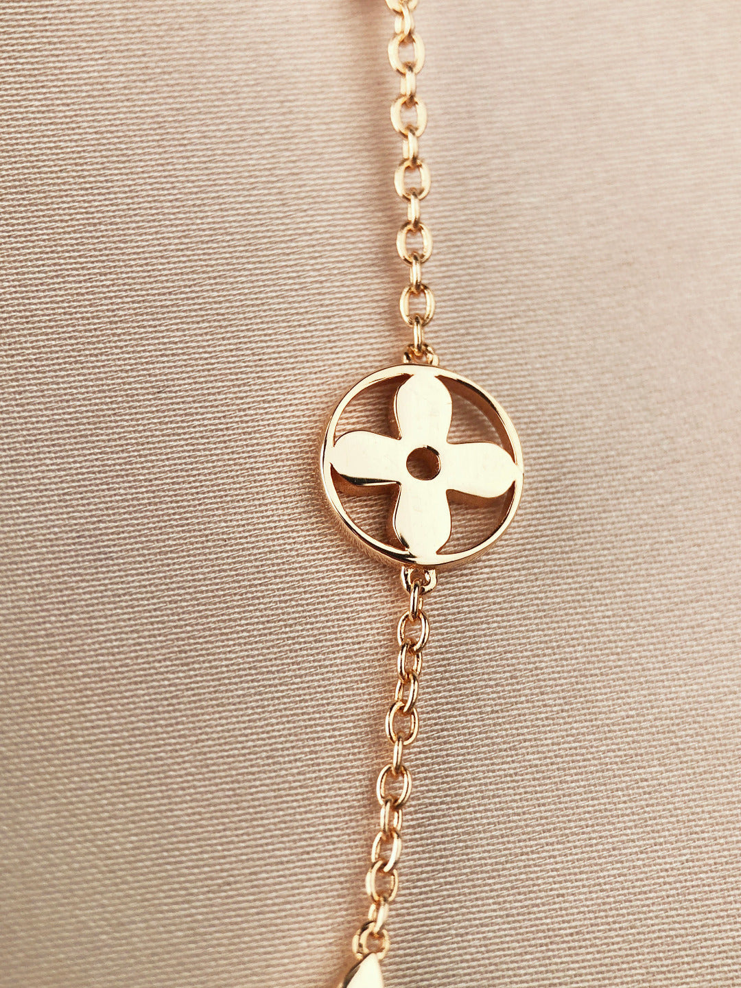 ˇGilded EraˇSTAR AND SUN 7 MOTIFS GOLD BRACELET